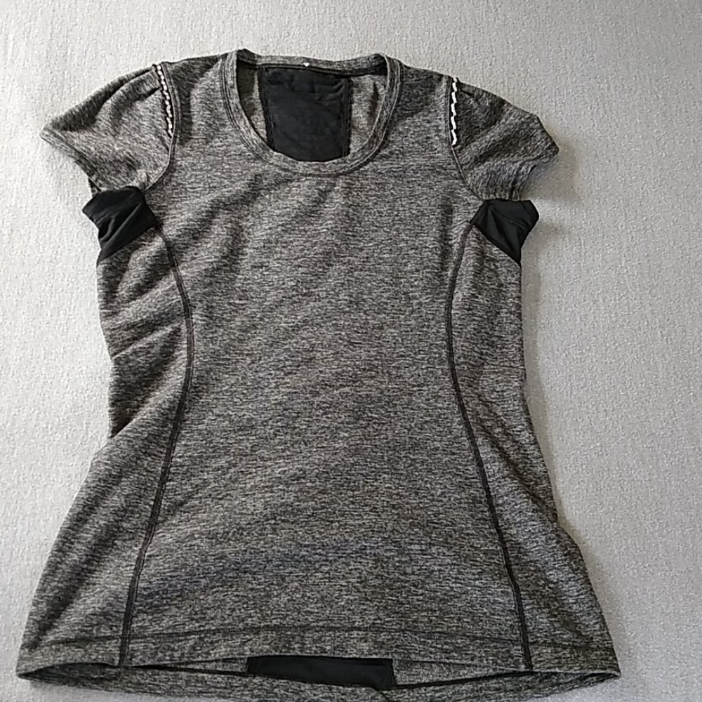 Super cute Lululemon short sleeve top